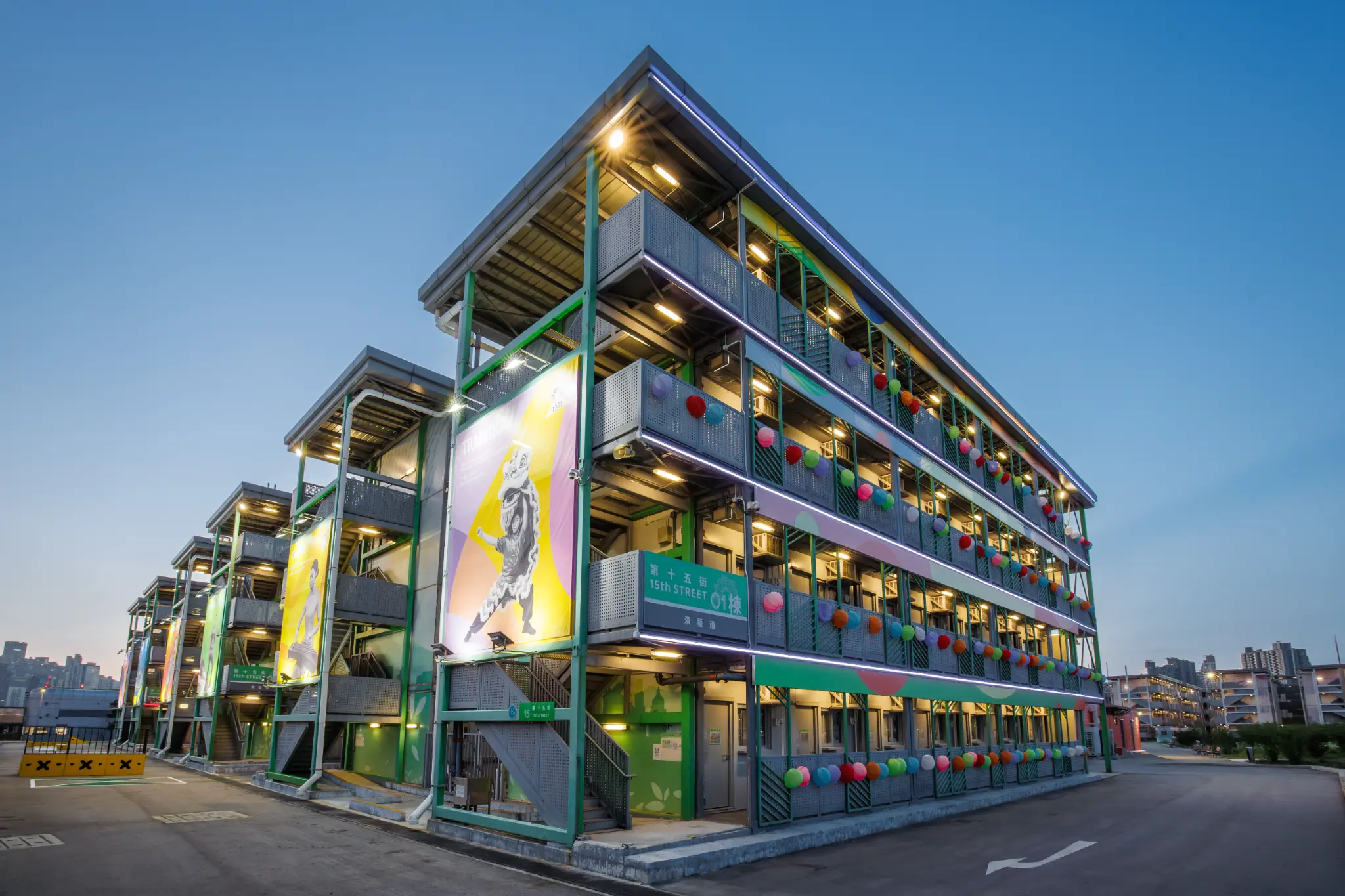 獨立衛浴 hostel bedroom with double bed and natural daylight