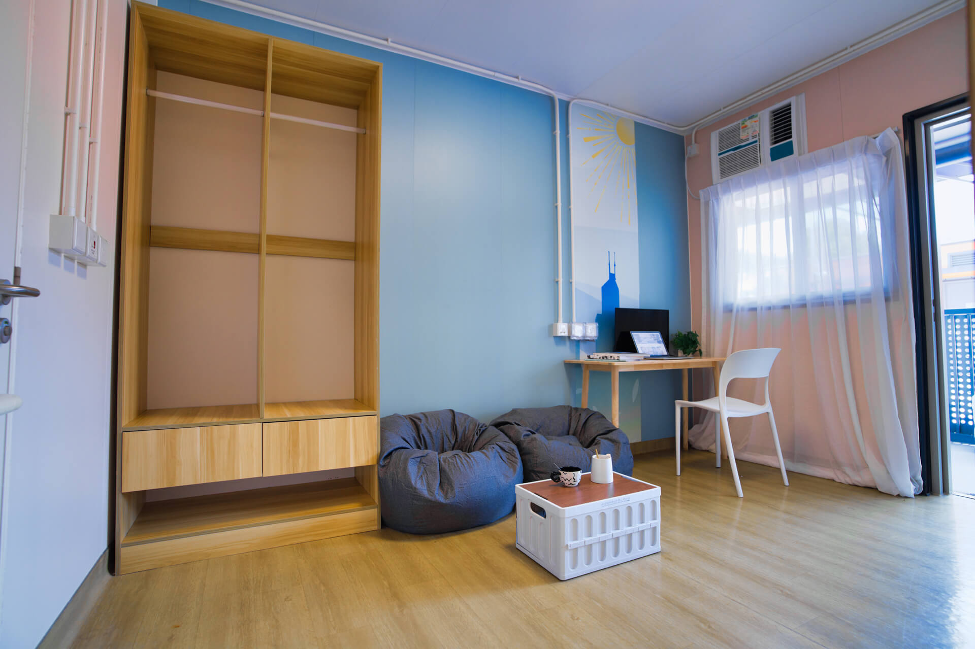 Studio Twin Room layout with dual single beds